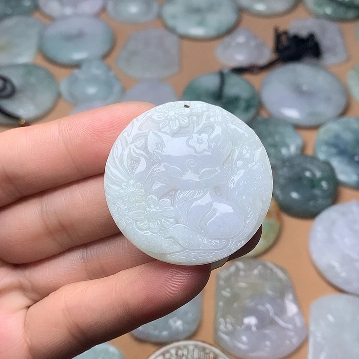 翡翠未镶嵌颈饰狐狸