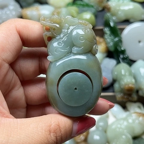 和田玉未镶嵌颈饰霸**人