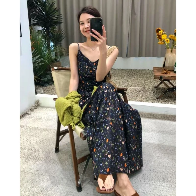 蓝色吊带碎花度假连衣裙子女夏季2025年新款法式时尚气质收腰长裙