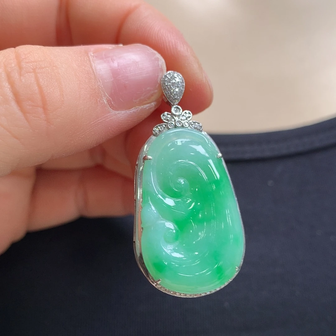 翡翠18K金镶嵌颈饰如意