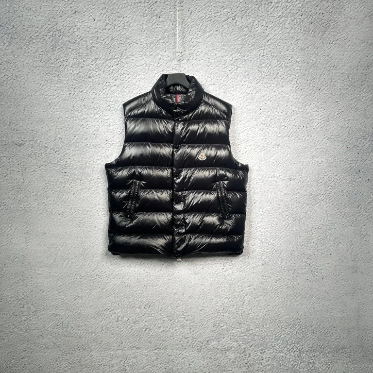 99新 MONCLER 纯色Logo漆面尼龙面料立领含羽绒短款马甲7码