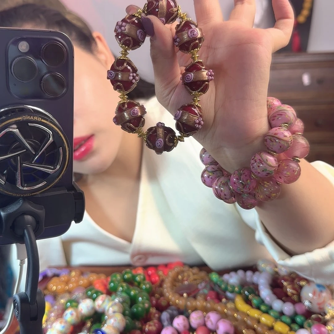 玻璃颈饰老琉璃的故事是一个人的故事吗