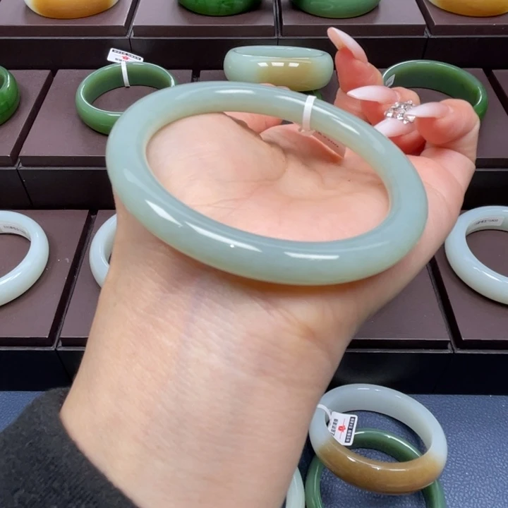 和田玉未镶嵌手镯