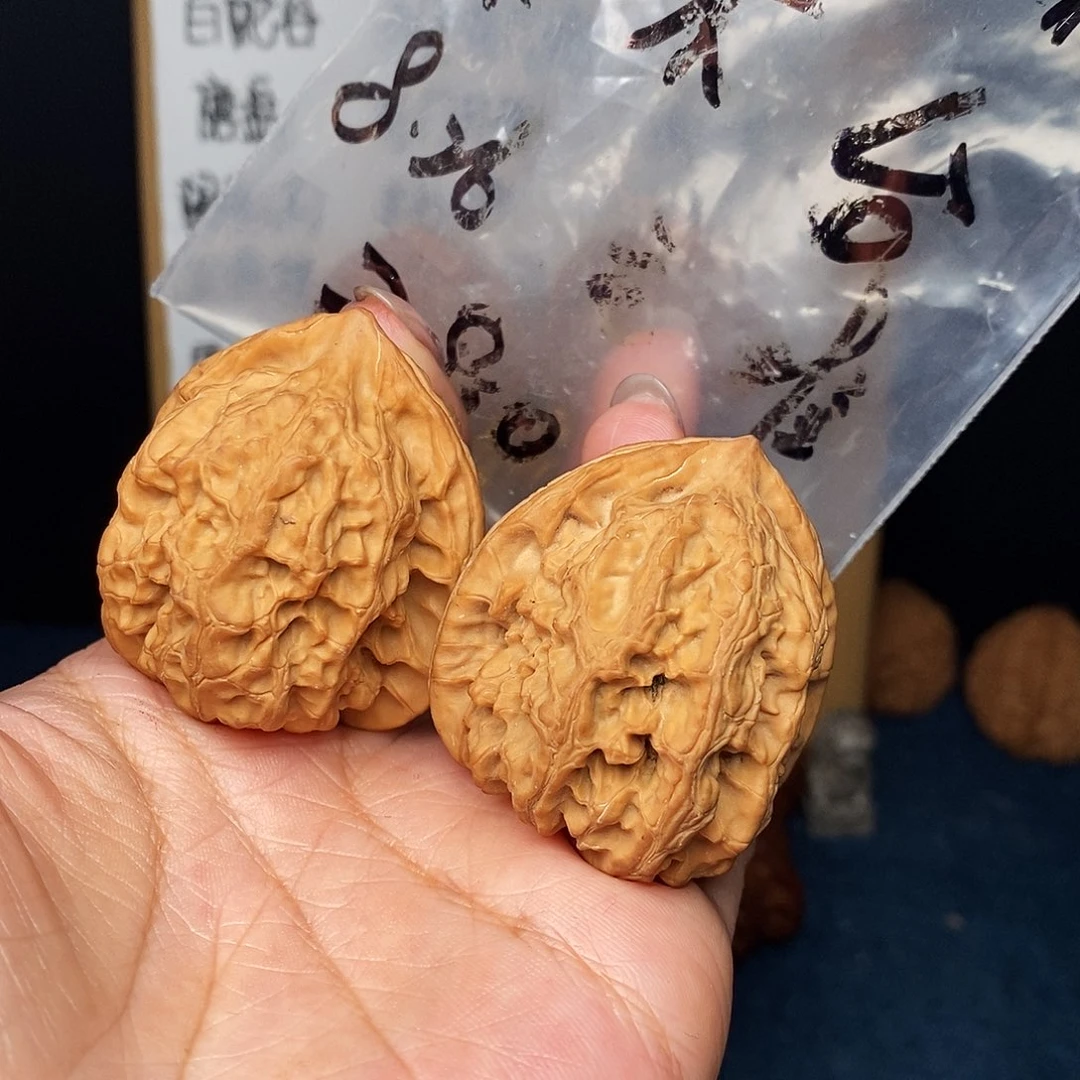 L***.文玩核桃把件梨木台