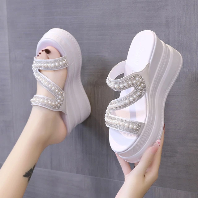 拖鞋女夏季外穿2025年新款网红珍珠水钻一字凉拖休闲厚底增高凉鞋