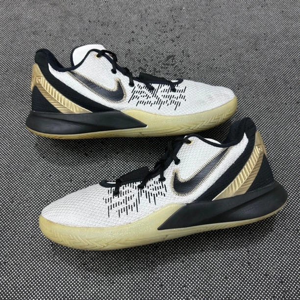 90新 NIKE/耐克 Flytrap 2 欧文 黑白金 45码 无盒复古篮球鞋