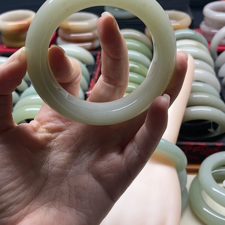 石英质玉未镶嵌经典时尚冰透佘太玉镯