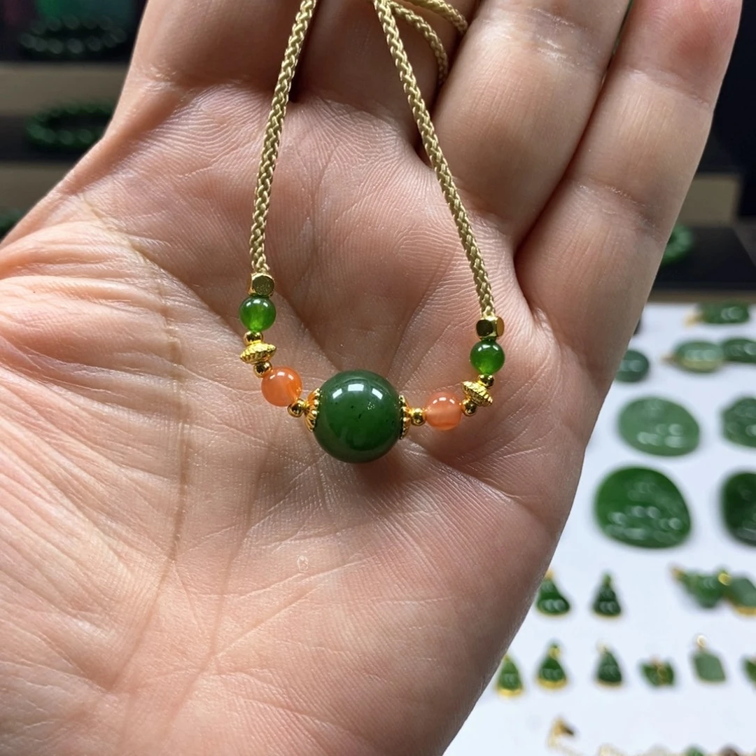 颈饰未镶嵌和田玉（碧玉）