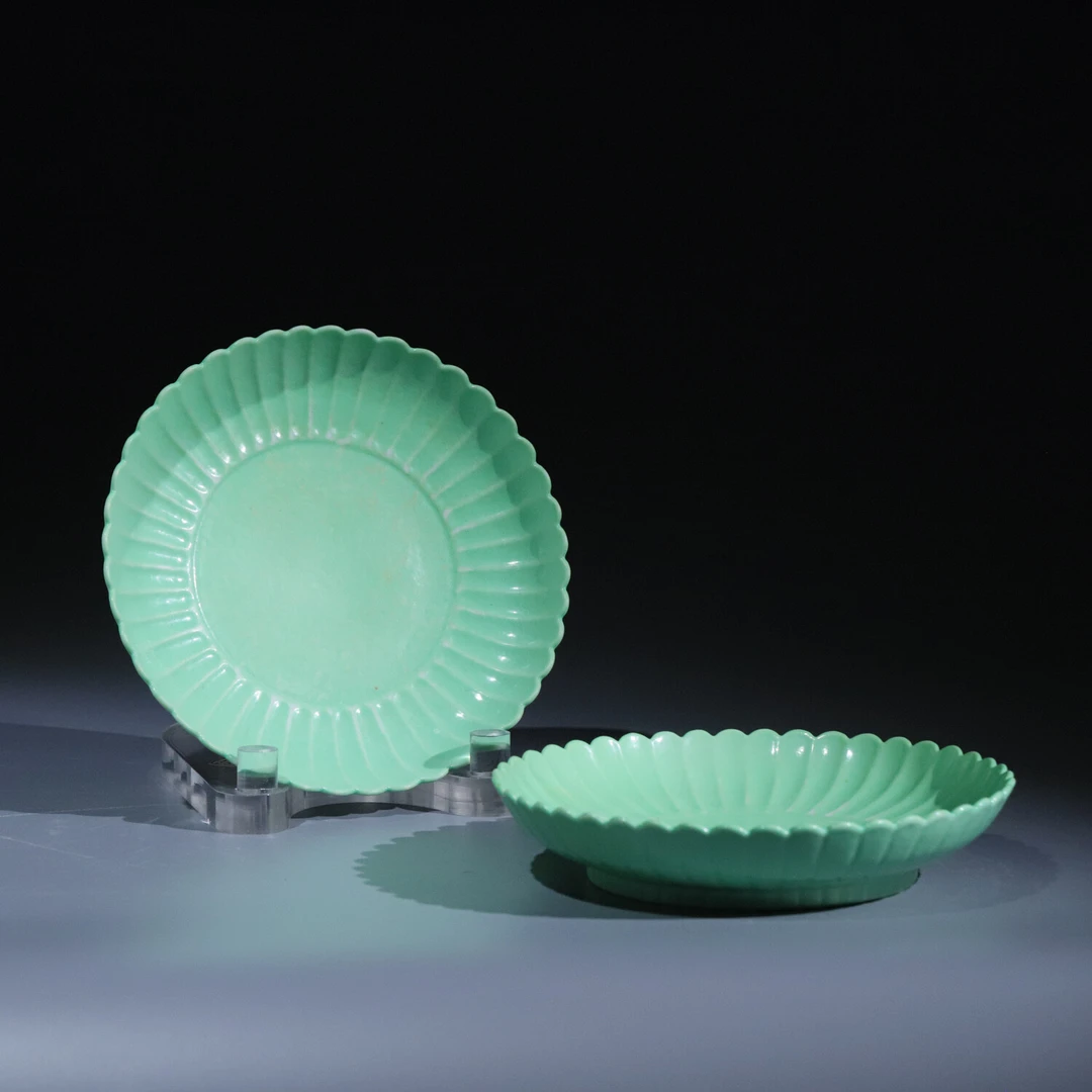 清乾隆  官  秋葵绿釉菊瓣纹赏盘一对-M25KX000109