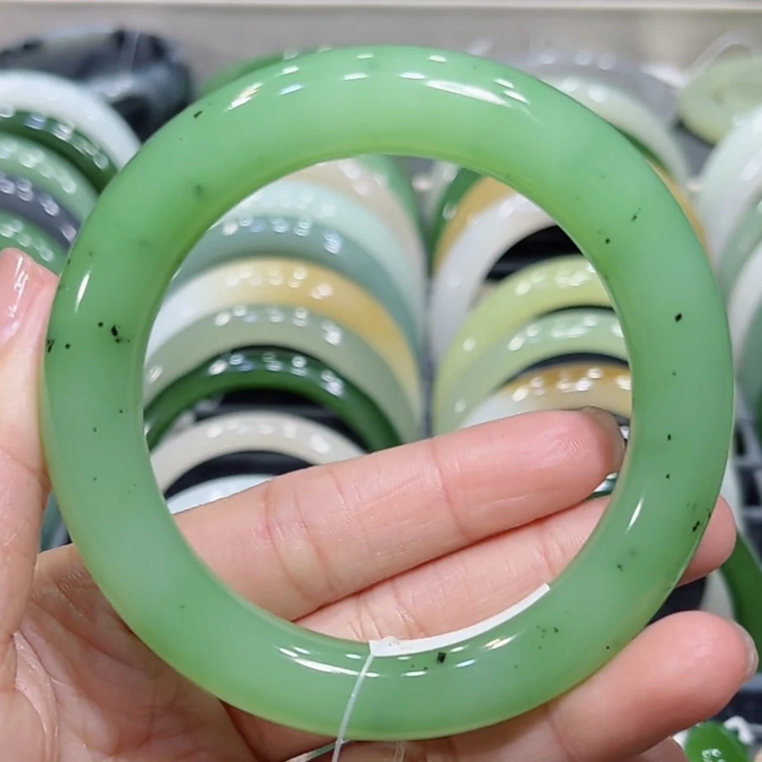 和田玉俄料碧玉苹果绿手镯55-56圈口（胖圆）