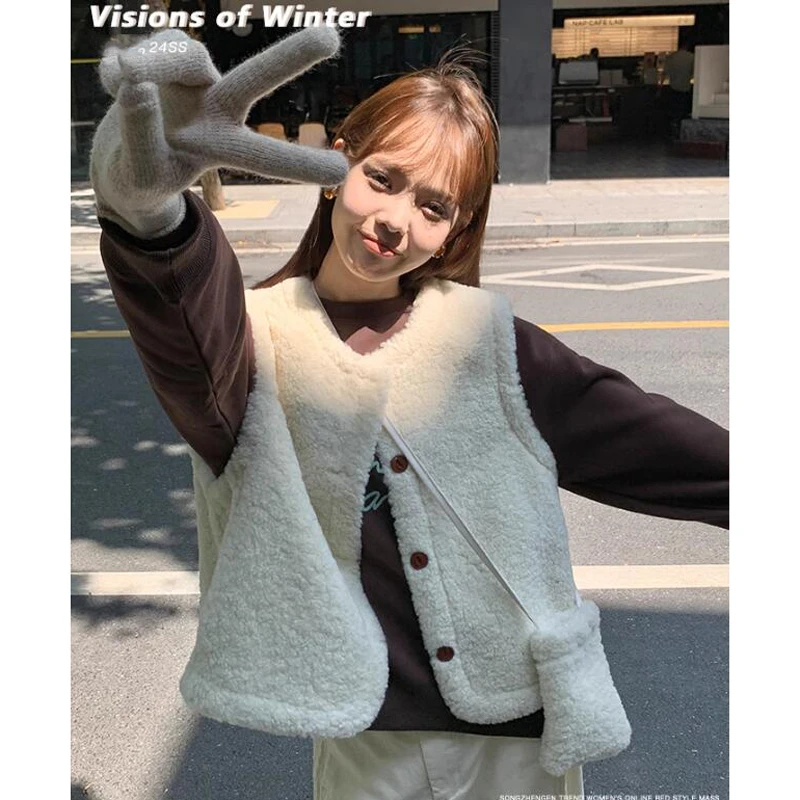 仿羊羔毛马甲女短款秋冬新款软糯时尚外搭纽扣设计感无袖上衣潮款