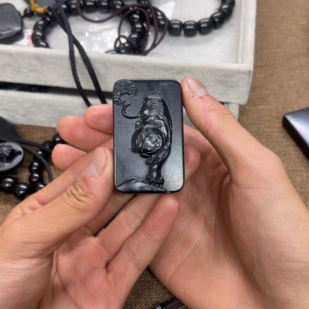 和田玉未镶嵌颈饰有裂