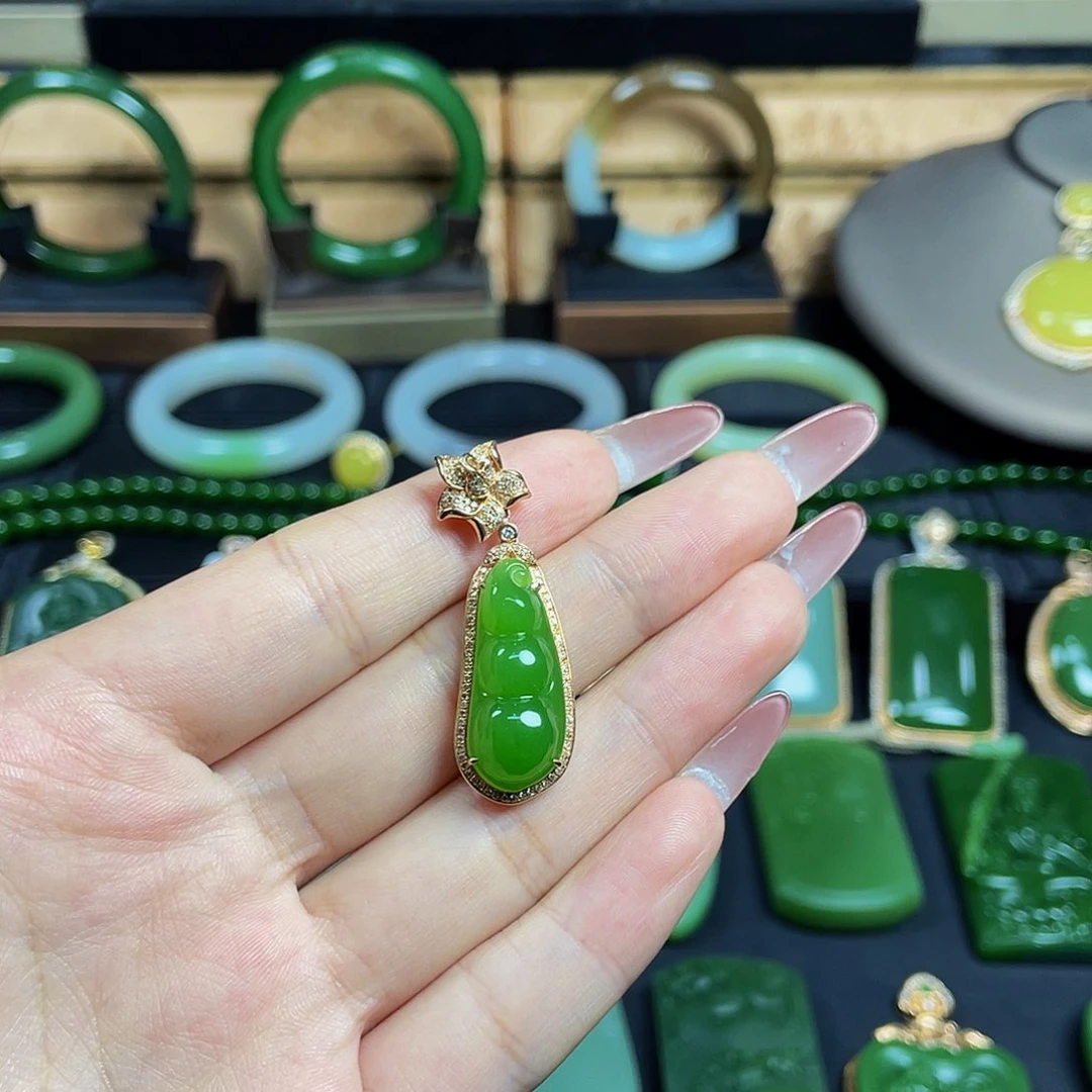 颈饰18K金镶嵌和田玉·果绿豆子