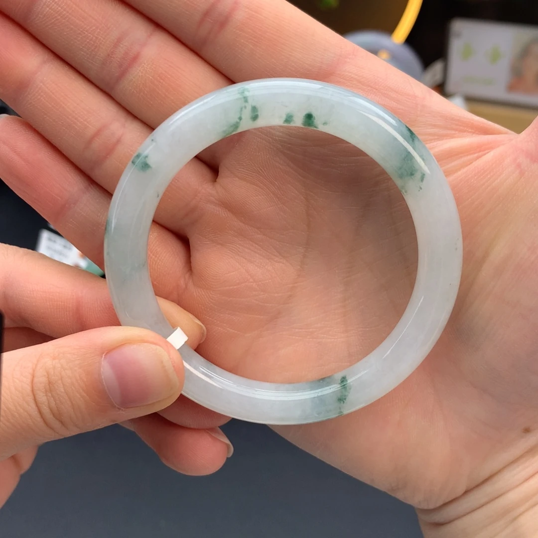 翡翠手镯未镶嵌53圆条飘花