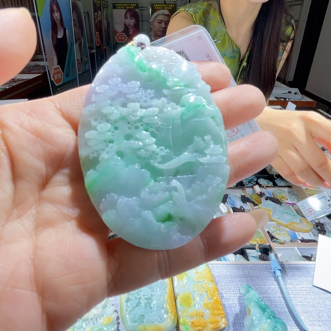 翡翠未镶嵌颈饰一个