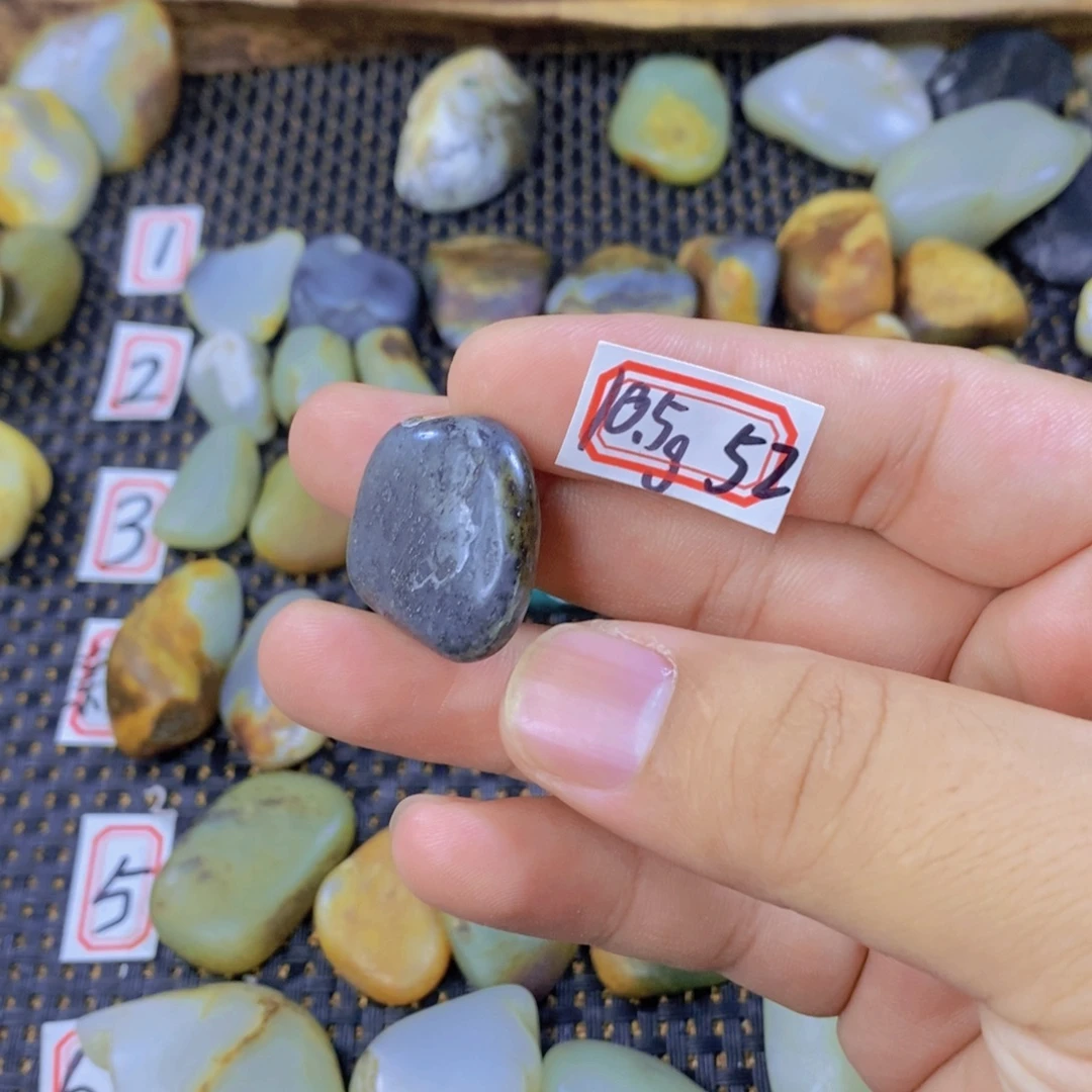 颈饰未镶嵌和田玉（糖玉）