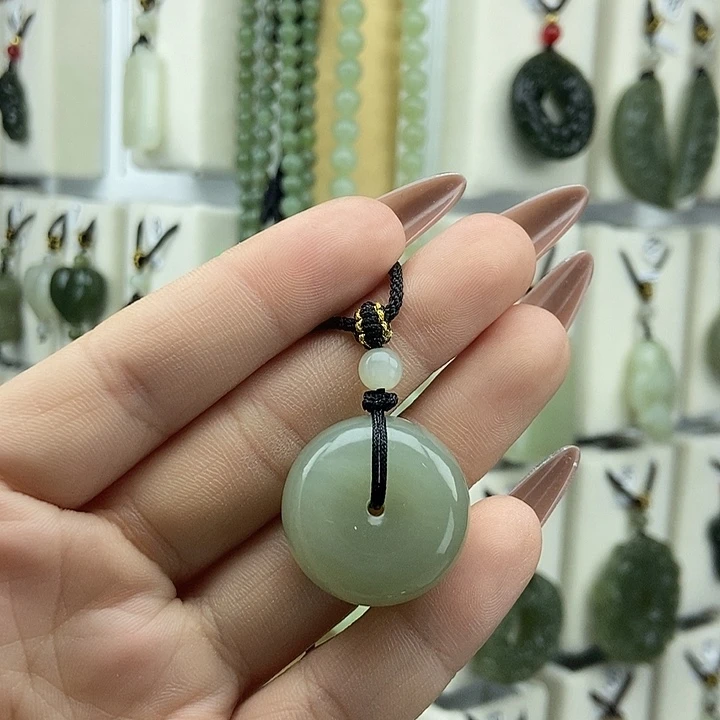 用***4和田玉未镶嵌颈饰