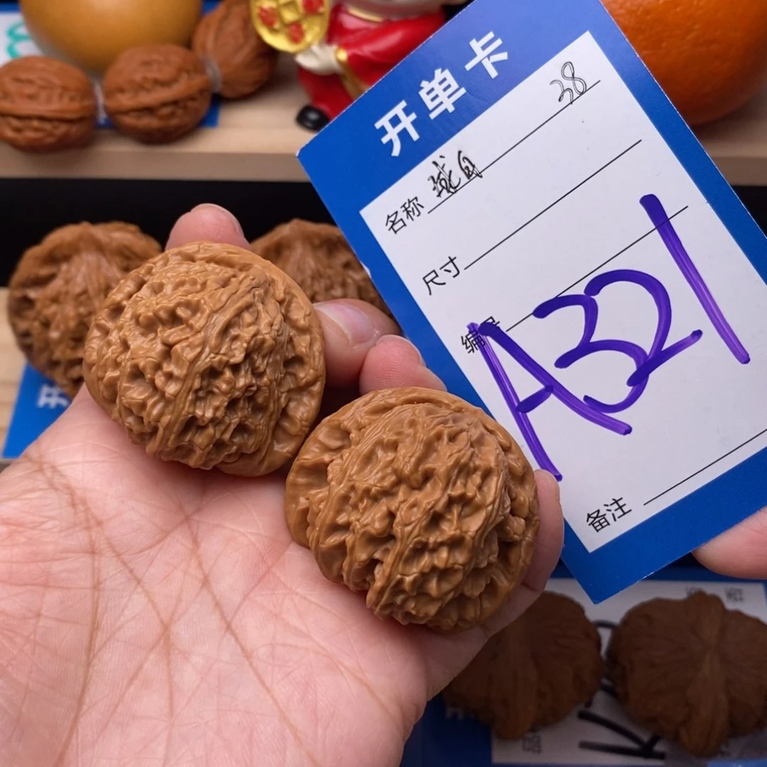 文玩核桃吊坠8****7白狮子核桃