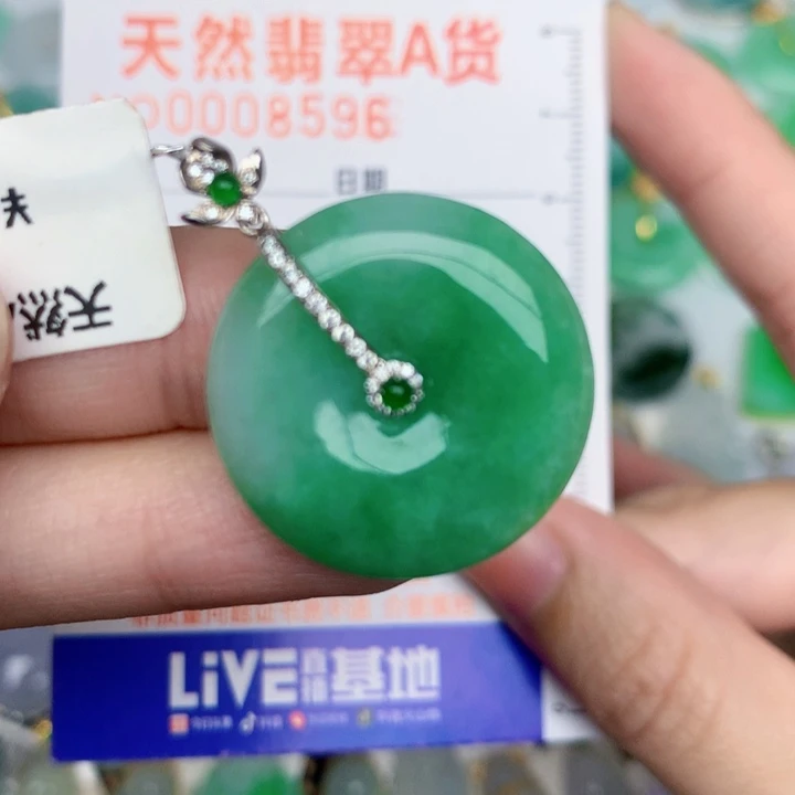 翡翠18K金镶嵌颈饰扣