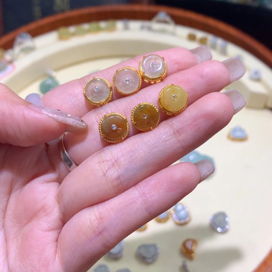 只***买翡翠未镶嵌颈饰一共6个