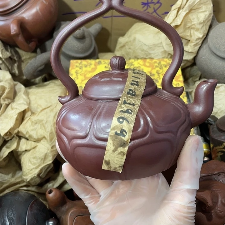 紫砂茶壶原矿泥料，手工制作一把紫砂壶。