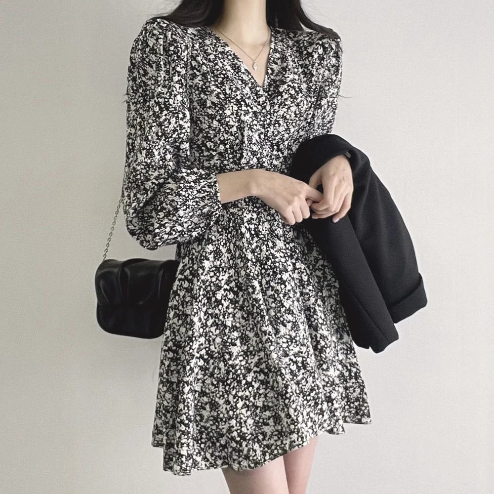 2025年新款早秋法式赫本优雅风女士碎花长袖V领百褶连衣裙小个子
