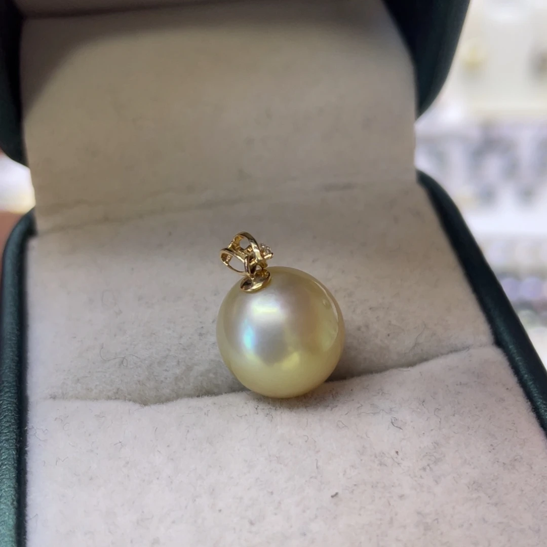 18K金镶嵌海水珍珠颈饰