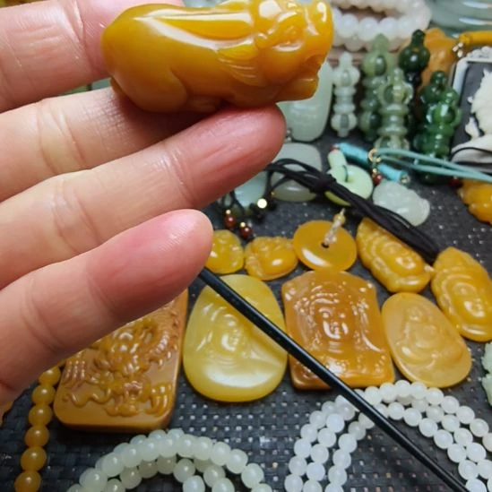 石英质玉（黄龙玉）未镶嵌颈饰