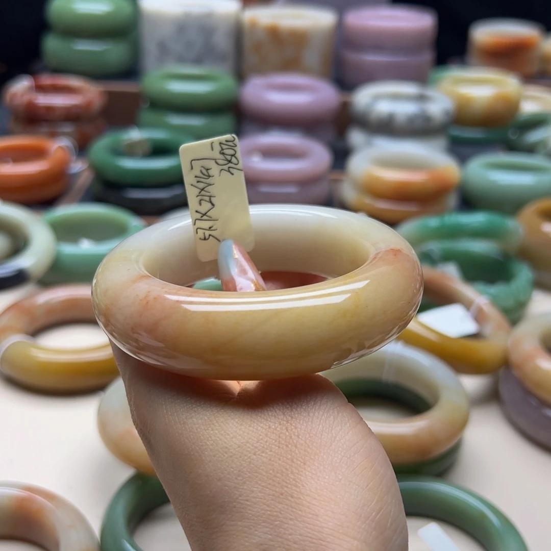 米***宝石英岩玉未镶嵌手镯