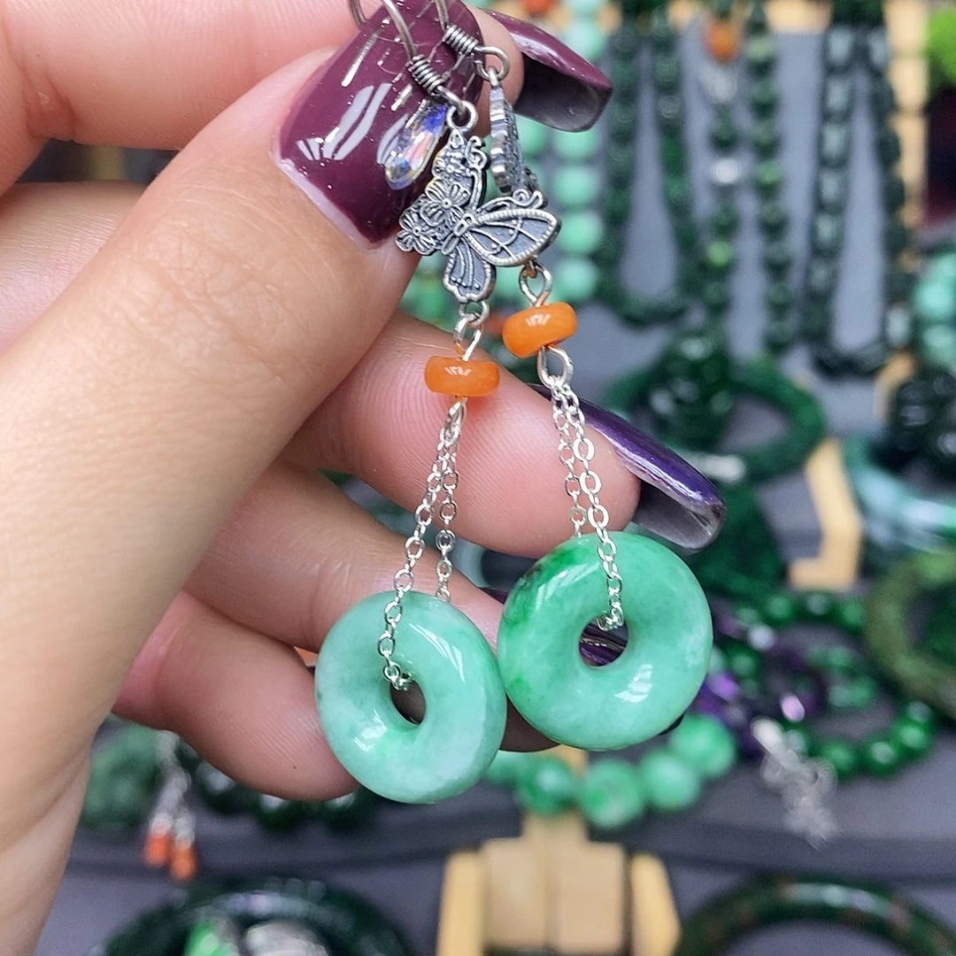 未镶嵌翡翠耳饰漂亮美眉