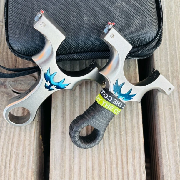 新款不锈钢獠牙9025快压龙齿按扣玩具比赛竞技体育