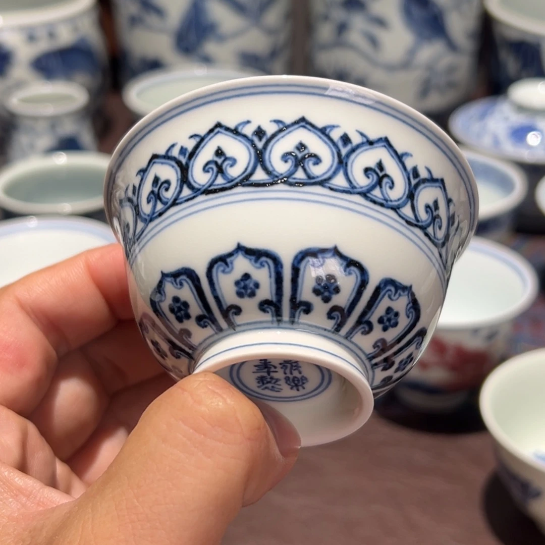 精品青花宝相纹撇口杯口径约7.9厘米