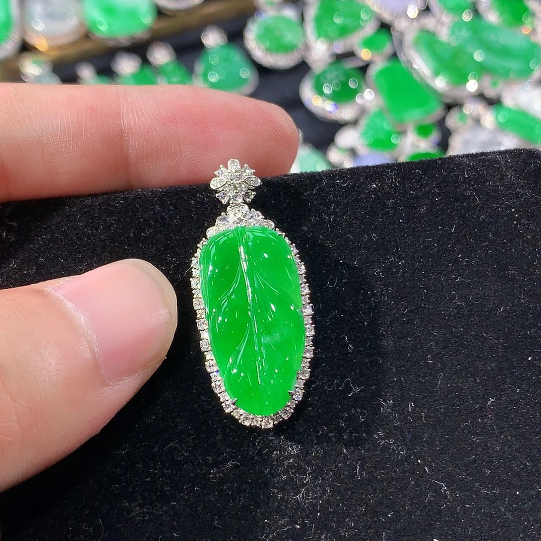 翡翠18K金镶嵌颈饰