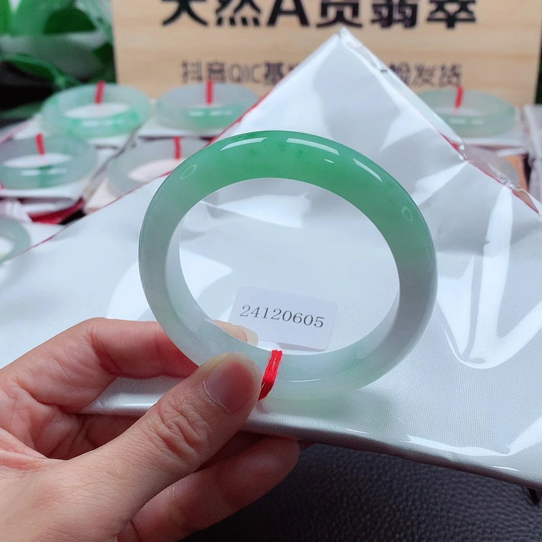 翡翠手镯未镶嵌天然A货翡翠手镯  