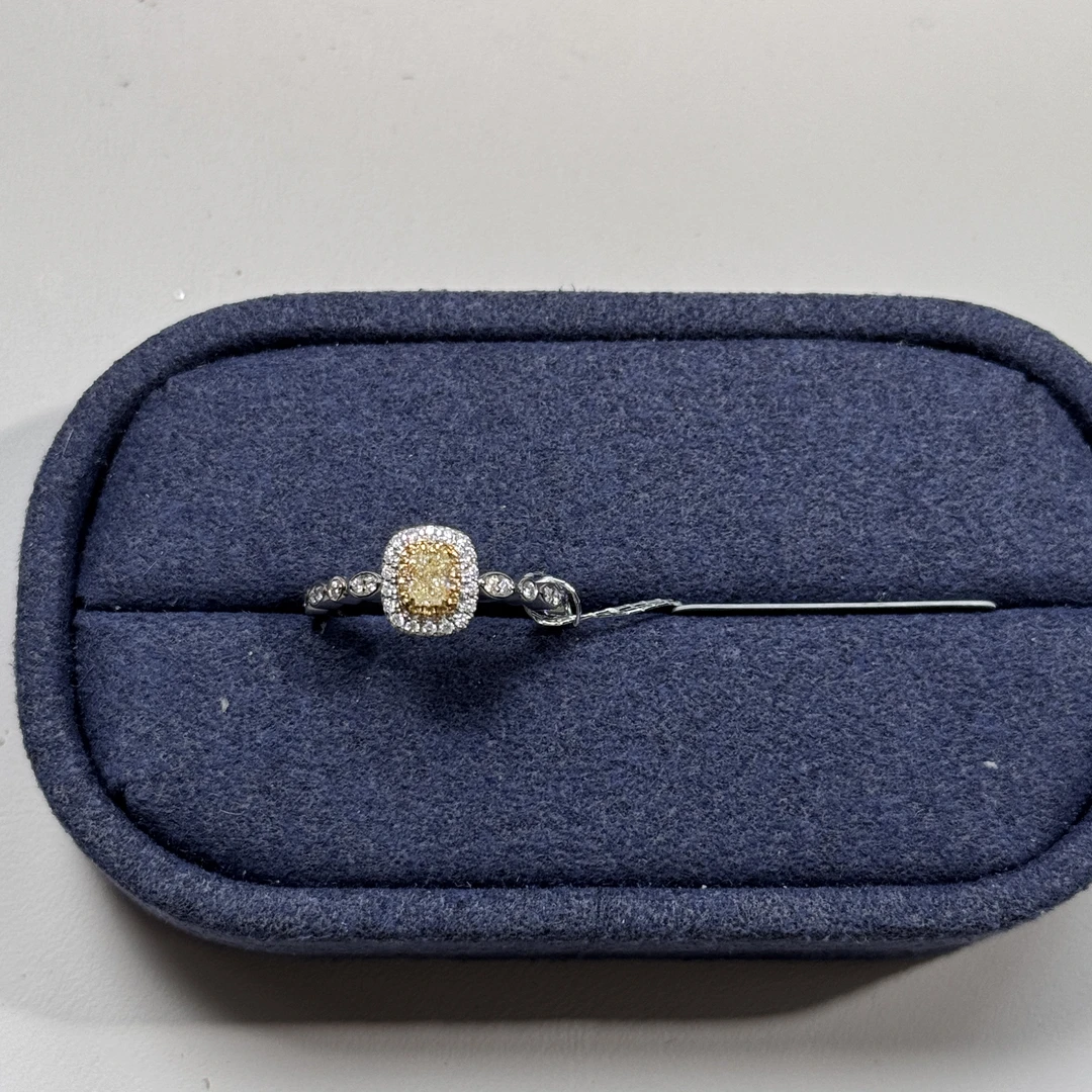 18 K金枕形钻石戒指（黄钻）