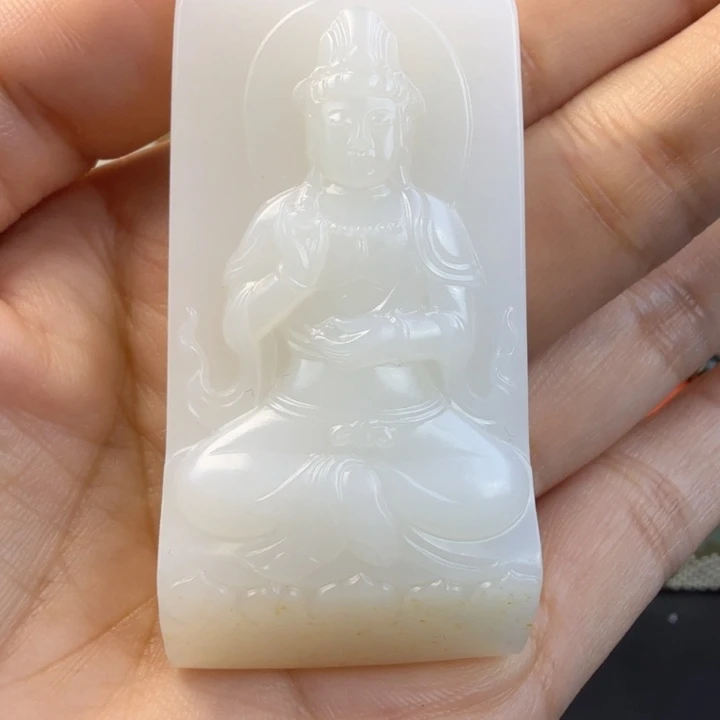 自***人和田玉未镶嵌颈饰