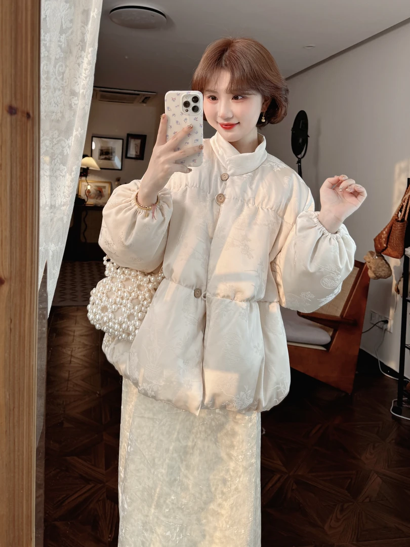 蕾英俊-云朵泡芙-冬季新款国风杏色提花百搭短款羽绒外套-JF5653