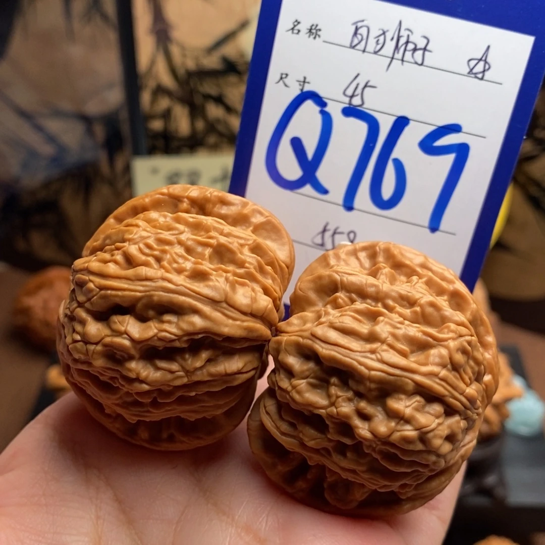 文玩核桃吊坠白狮子45