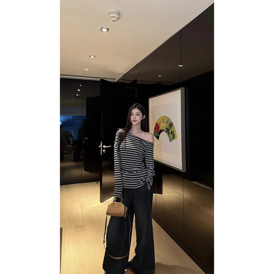 设计感斜领百搭条纹露肩上衣2025年秋季新款水洗做旧弯刀牛仔裤女