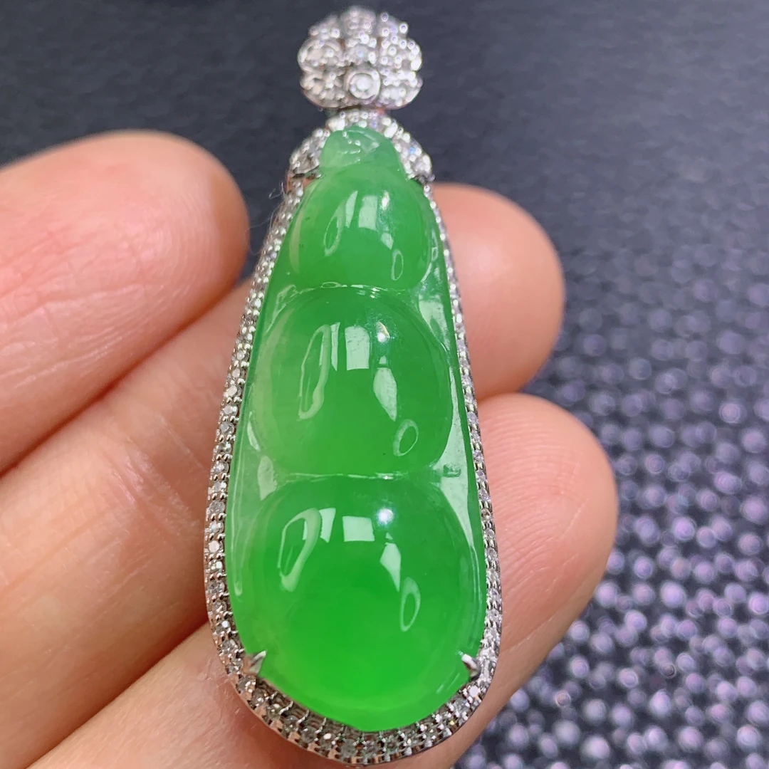 天然缅甸A货翡翠冰种浅阳绿福豆镶嵌18K金吊坠