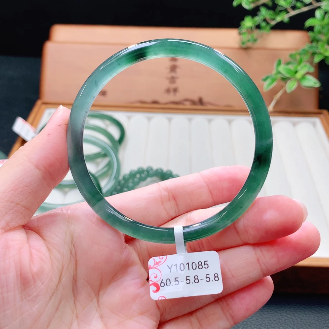 未镶嵌手镯（圆镯）翡翠