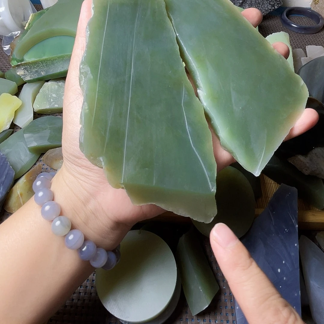 和田玉未镶嵌颈饰渡*人