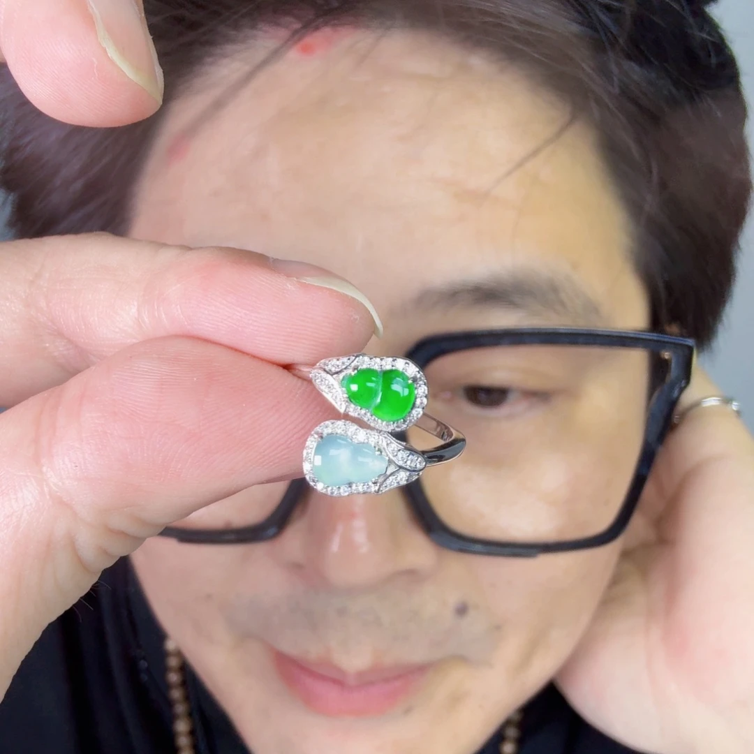 翡翠未镶嵌颈饰一件