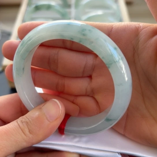 翡翠手镯未镶嵌手镯