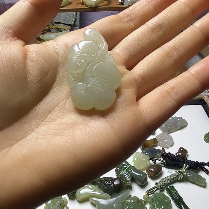 V****和田玉未镶嵌颈饰