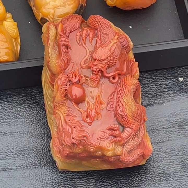 未镶嵌石英质玉（黄龙玉）摆件