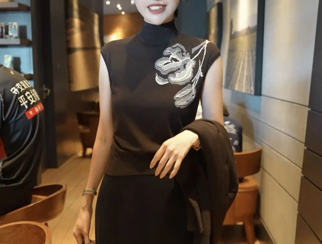 XIYOU/西柚~【摩登女郎】中领“48支”紧密织法刺绣针织内搭MG8223