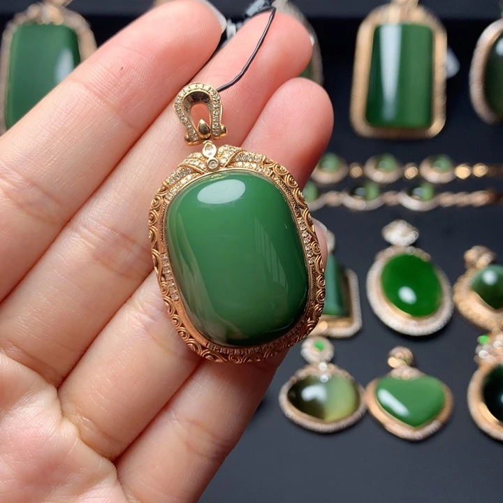 和田玉18K金镶嵌颈饰