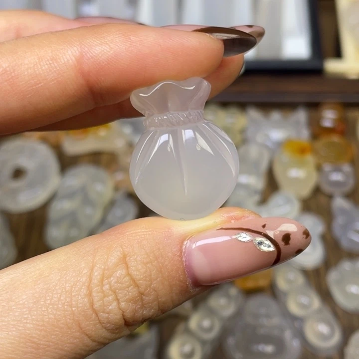 玛瑙/玉髓未镶嵌颈饰钱袋