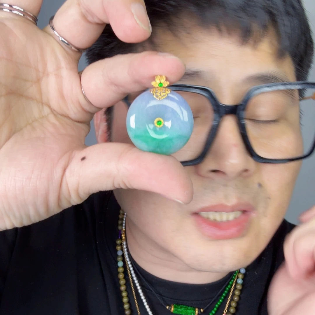 翡翠18K金镶嵌颈饰一件